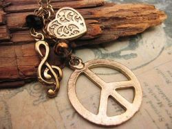 colares peace - Imagens do Google on We Heart It. http://weheartit.com/entry/13457942