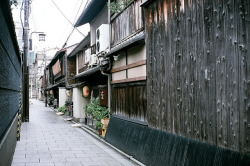 j-golveo:  T3_10720_013 : alley by $hoτ@rku$ on Flickr.  京都の街並み歩いてみたい