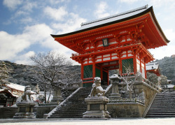 lovestoryinhistory:  雪の清水寺 by nobuflickr on Flickr.