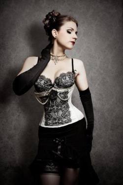 azlairian:  black and white corset <3 