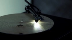 islandofthelosttoys:  fluidize:  This Record Player Turns Trees