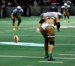 juankzg:  Seattle Mist #15 waiting for kickoff by San Diego Shooter