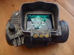 assorted-goodness:  Fallout 3 PipBoy 3000 - by Chanced1  Chance1,