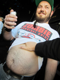 bearpounder:  Everyone loves some Giano belly.  quiero una playera