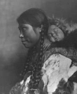 nalcantara:  Eskimo Mother and Child, 1905 