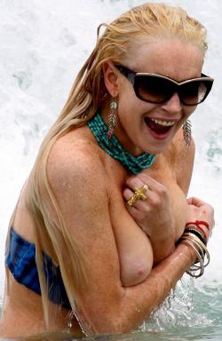 pantyrazzi:  Oops-a-titty — Lindsay Lohan titty slip!