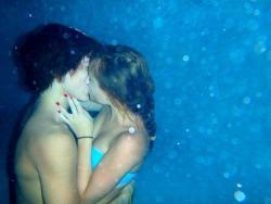 beso debajo de agua que mejor !! :D