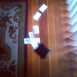 Hate when this happens #mess #2012 #floor #wallet #wtf  (Taken