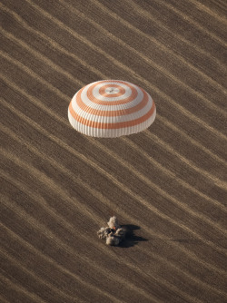 Expedition 20 Landing (200910110010HQ) The Soyuz TMA-14 spacecraft