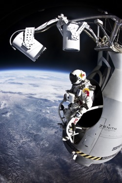 astratos:  Felix Baumgartner is now at  127,000 ft. & is