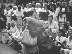 lesbian-gallery:  Casal de lésbicas se beija em frente a pessoas