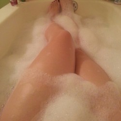 carronrebekah:  Bubble bath time! #legs #bath #self #selfie #bubbles