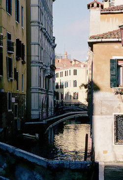 b4bel:  Venetian Canal by Kodachromosome64 on Flickr.