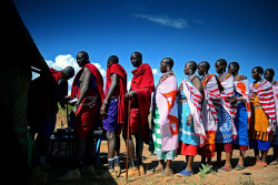 fotojournalismus:  Maasai people waited in line to register to