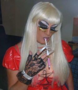 drag-queens-etc:  Gorgeous hair and nails. 