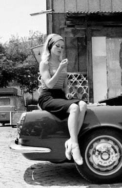 mignonne-allons-voir-si-la-rose:  Brigitte Bardot / during production of Jean-Luc Godard’s Le Mépris  (1963)