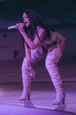 fentymylove:  Rihanna performing in Seattle , Washington. (April.24)
