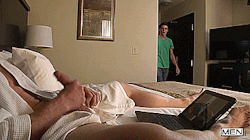 incestmex:  Papá jalandosela en mi habitación