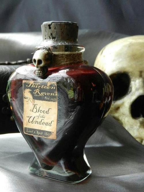 poisondropss:  Through the Looking Glass | phantasm-doll: Blood of the Undead en We Heart It. 