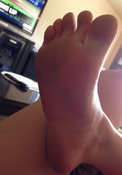 pinkysfeet:  I would love a foot massage right now. Apply lots of pressure to my arches please!