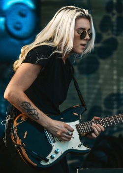 luna8lake:  lynn gunn can rip my arm off and fist me with it