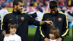 fzneymar:  Neymar &amp; Dani Alves  UEFA Champions League - Atlético Madrid 1:0 Barcelona (09.04.2014)