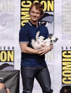 gameofthronesdaily:  Alfie Allen walks onstage at Comic-Con International 2017 ‘Game Of Thrones’ panel And Q+A Session at San Diego Convention Center on July 21, 2017 in San Diego, California.  @dommebadwolff23 @deviantlittleone