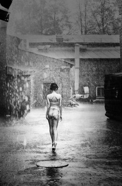 mau-indy:  guidetrainlove:Back of a beautiful woman.In stockings and lingerie.Outdoors.In the rain.*melts*  ☆
