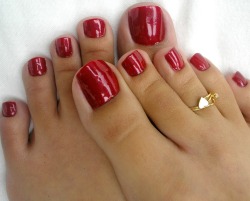 luv4hertoes:  Sexy red toes  Hell ya!