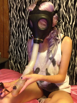 trancepixie:  Nigh nigh Gas mask hitsss from hello kitty ^.^ 