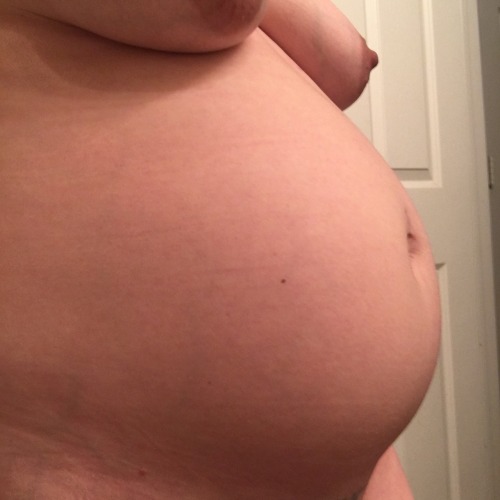 XXX foodjunkie1026:  My pregnant belly 20 weeks photo
