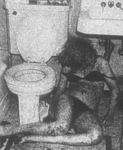 gorillatothestars:  On October 12th 1978 Between the hours of 4am and 9am Nancy Spungen was killed in the bathroom of room 100 by a single stab wound to the stomach (just below the navel).   According to the crime report - Sid stated that around 1am