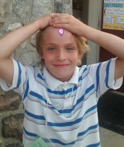 death-limes:  pearlmethyst-boops:  This is a kid that I met when I was teaching Vacation Bible School at my church last week.  I ran into him when I was going into our activity center and took notice of the gem he had placed on his forehead that he’d