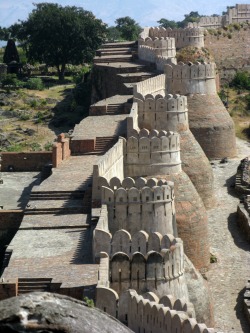 aadhuu:  The Kumbalgarh Fort Wall; second only to the great wall of china in length. #travel #india #rajasthan