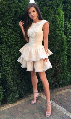 suki2links:  I ❤️ her cute mini dress and high heels, she has beautiful long legs💋💋💋