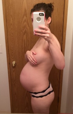 mygr0wingfamily:  30 weeks pregnant tomorrow. Third trimester is kicking my ass. I had excruciating sciatic nerve pain yesterday, my heartburn feels more like my stomach has turned inside out and is crawling up my throat–not to mention the dizziness
