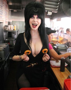 slbtumblng:  keeper-of-the-purple-twilight:  Elvira  Want some Unpleasent Onion Rings?  they look very pleasent to me~ ;9