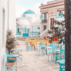cyclades-islands:  Main square of Chora village