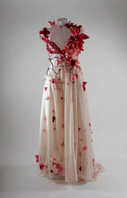 asexualfurry:   the-telesterion:  &ldquo;Persephone&rdquo; by Lyrota  I WOULD WEAR THE FUCK OUT OF THIS DRESS   Wedding dress