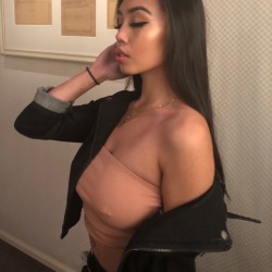 db7093:  Look at my highlight and my boobs 😍😍😍