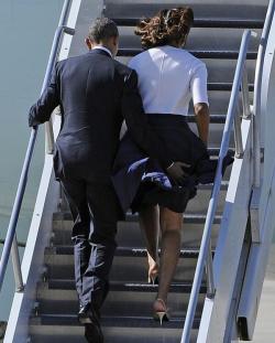 karnythia:  baronessvondengler:  kikinickmc:  lust4life80:  President Obama saves Mrs. Obama from having a wardrobe malfunction. A true gentleman.  Awwww. That’s love bitches!!  * swoons *  So…we’re just going to pretend he isn’t also grabbing