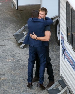 rbertdowneyjr:  never forget when chris evans literally got in his tip toes so he could hug chris hemsworth while clinging on him.  same, evans, same. 