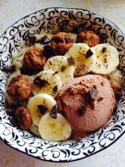 fitfabulousforlife:  Breakfast: cinnamon banana oatmeal topped with bananas, dark chocolate, quest brownie bites and dark chocolate coconut bliss ice cream