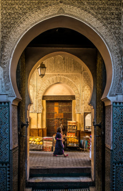 ae5alid:  A look into the old medina in Fes, through the door of the Bou Inania Medrassa, the ancient university. (Source: Sabino Parente) 
