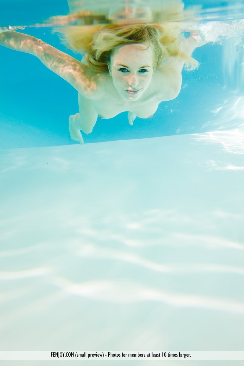 superblyveryangel:  lina b jovencita nadando desnuda en la piscina. 