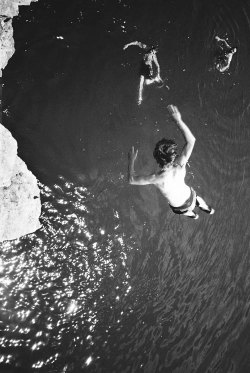 coltsandcandy2:  Cliff diving.