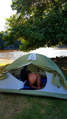 peachypersici:  Anyone wanna be my camping buddy? 😊
