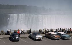 history-inpictures:  Sightseers overlook Niagara Falls, 1957