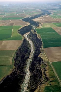 amoebalanding:The Snake River and canyon near Twin Falls, Idaho  
