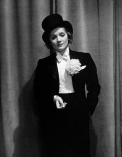 mote-historie:  Marlene Dietrich “At the annual Press Ball in the famous Hotel Adlon in Berlin, Dietrich wore tails and pants, which was unheard of at that time. She had to stand very still because the exposure was always between half a second and a